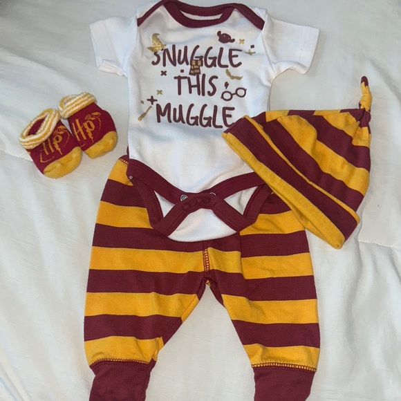Wizarding World Of Harry Potter Other - Harry Potter Baby Clothes Set Bodysuit, Pants, Hat and Socks Size 0-3 Months